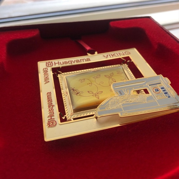 NWOT Husqvarna Viking “Designer SE” Sewing Machine Ornament - Picture 1 of 10